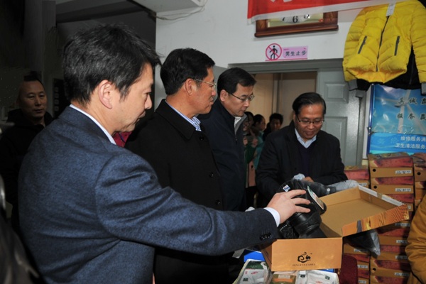 学校领导在现场了解冬衣质量 学校领导在现场了解冬衣质量
