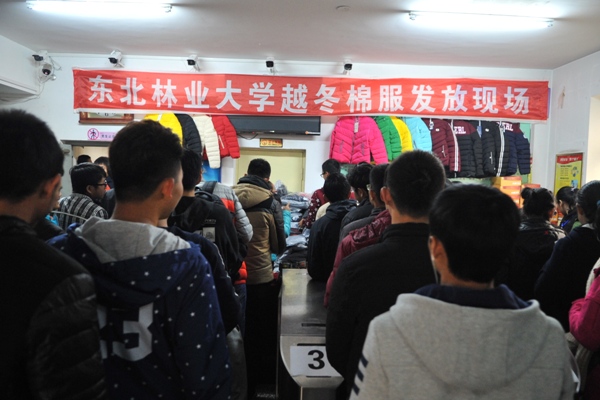 冬衣发放现场 冬衣发放现场